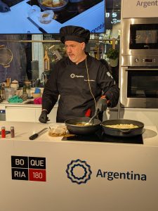 Lucas Martí Boldrini en el showcooking de presentacion de su libro Maestro Veggie a la Brasa en el Mercado de la Boqueria, enero 2026 como cierre de la Semana Argentina en España