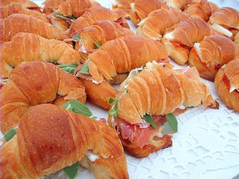 Medialunas rellenas de jamon crudo rucula y burrata, catering Lucas Martí Boldrini