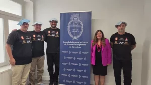 Lucas Martí Boldrini con el equipo malvinas argentinas en el consulado de barcelona con la cónsul de cultura Erika imhof