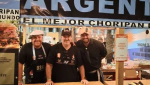 Lucas Martí Boldrini con parte del equipo malvinas argentinas en el meat and fire 2025